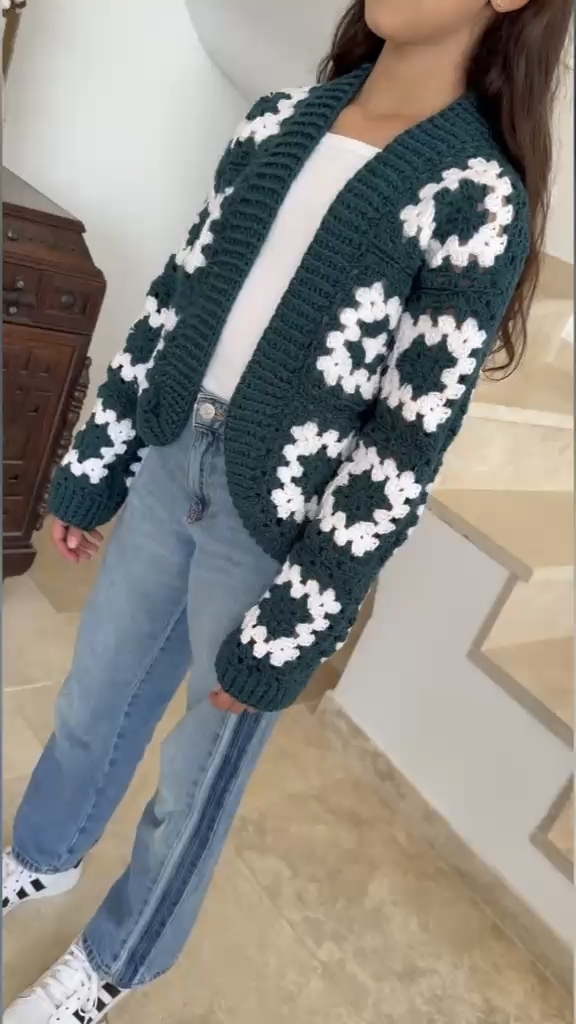 Patron Crochet- Cardigan Noir et Blanc Granny square enfant du 2 au 16 ans , vue 1