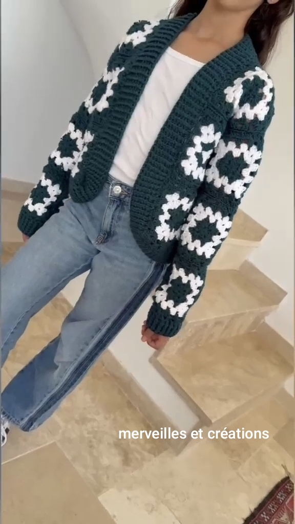 Patron Crochet- Cardigan Noir et Blanc Granny square enfant du 2 au 16 ans , vue 2