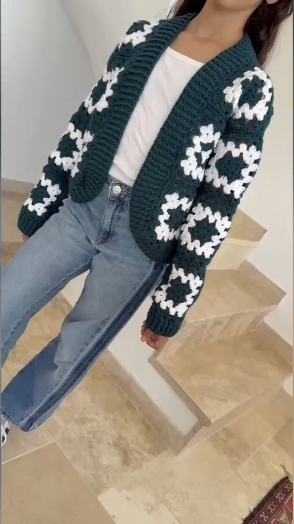 Patron Crochet- Cardigan Noir et Blanc Granny square enfant du 2 au 16 ans , vue 3