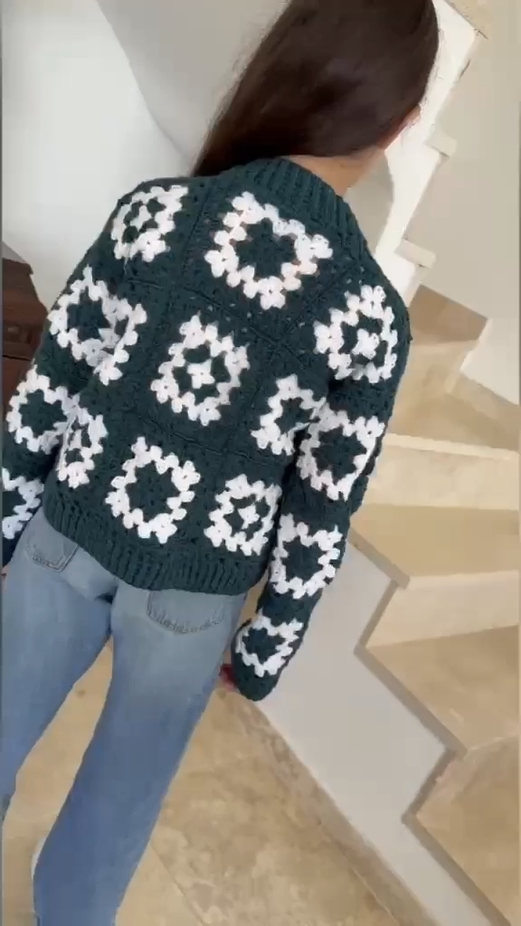 Patron Crochet- Cardigan Noir et Blanc Granny square enfant du 2 au 16 ans , vue 5